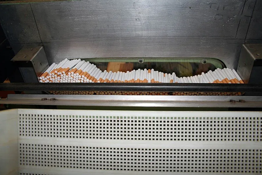 Митничари ловят в интернет тютюна и ракията без акциз