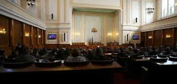 Депутатите гласуват вота на недоверие срещу кабинета
