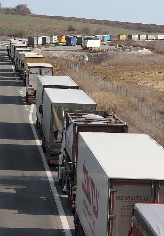 Екшън на границата: Пияни тираджии на щурм, газят двама