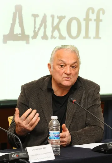 Спрягат Сашо Диков за стола на Росен