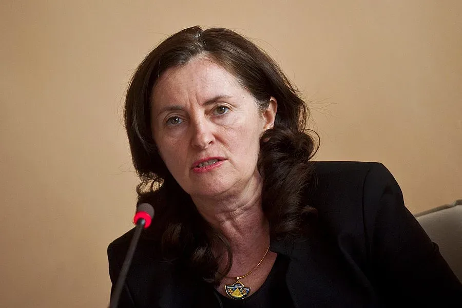 Бобева: Опозицията саботира приемането на ЗОП