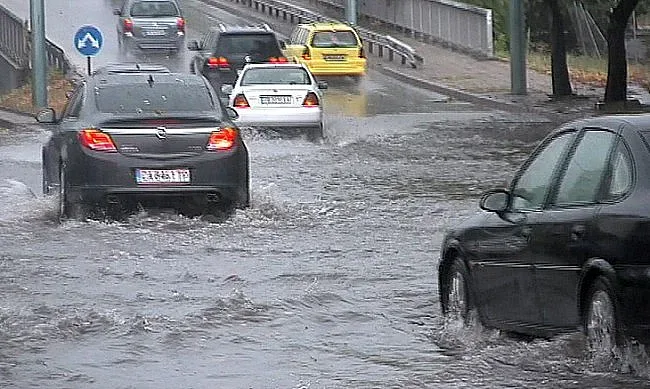 Небето се продънва! Порои в 10 области /КАРТА/