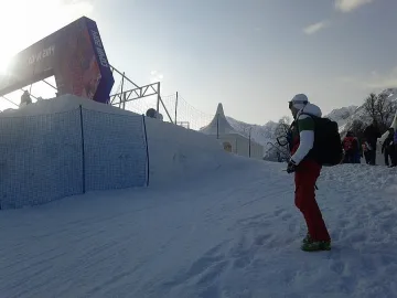 Вятър "яде" снега от пистата на Сани 