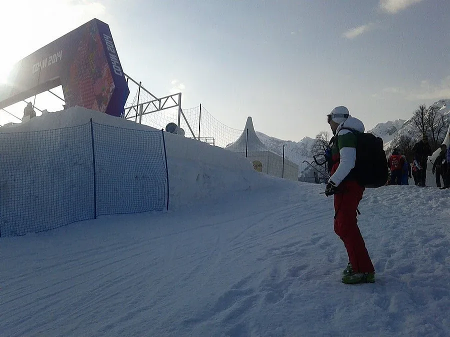 Вятър "яде" снега от пистата на Сани 