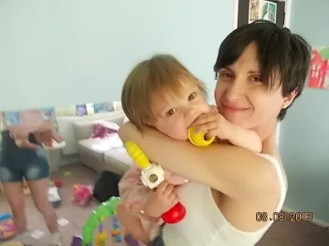 Нашенка гази забрана на Острова, губи детето си