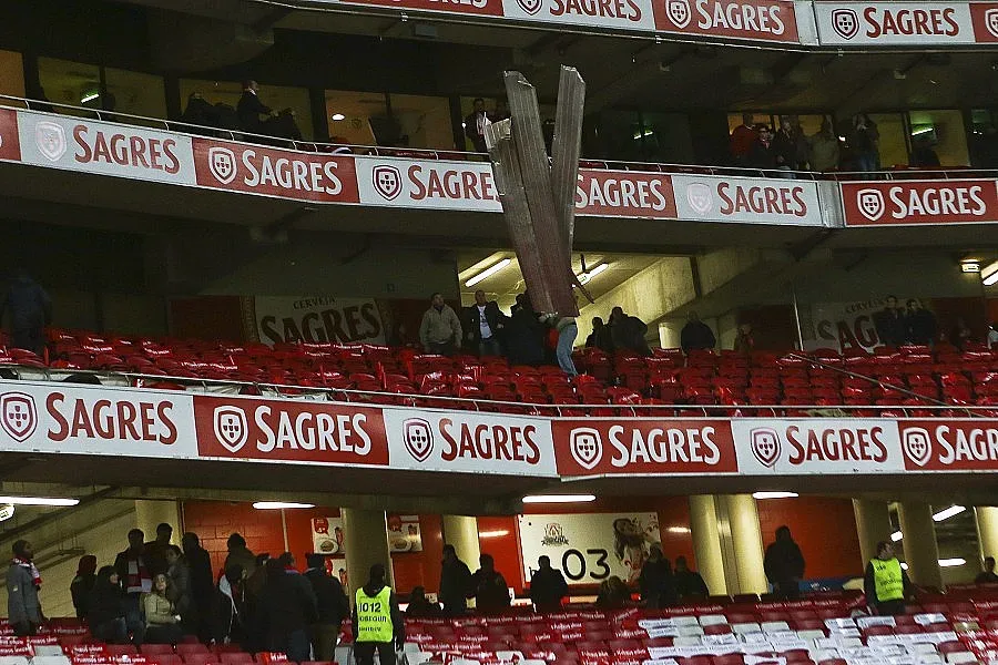 Буря помете стадион в Португалия