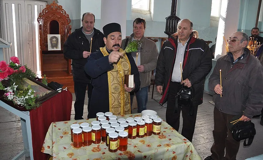 Пчеларите от Хасковско носят мед на бежанците на Св. Харалампий