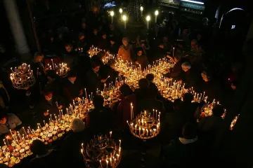 Свещеници осветиха кръст от буркани с мед