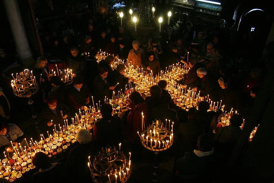 Свещеници осветиха кръст от буркани с мед