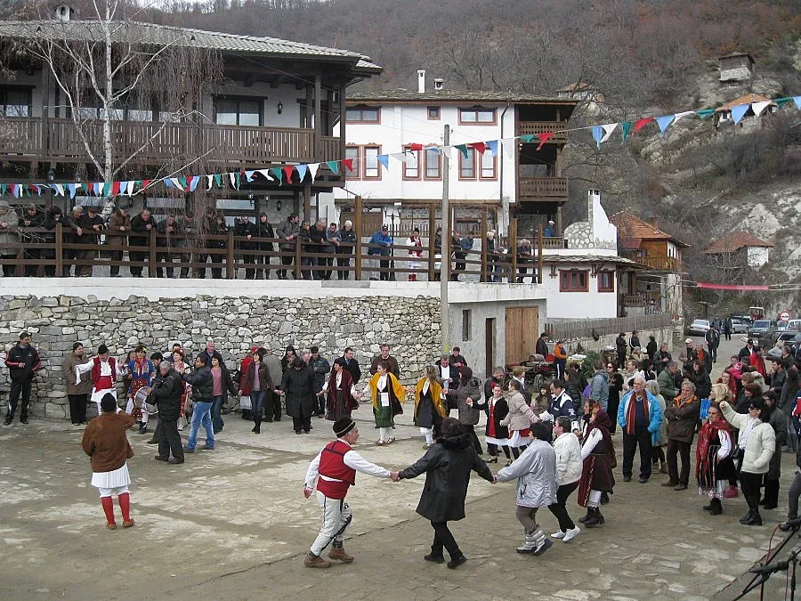 Нашенци, гърци и македонци почитат виното и любовта в Делчево
