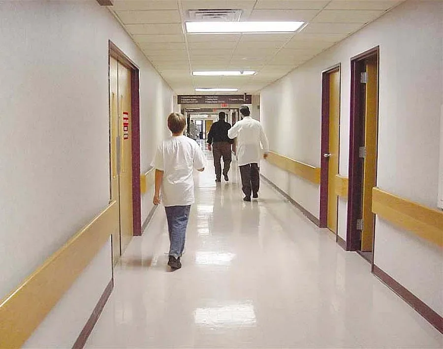 Възстановиха консултации и свиждания в здравните заведения