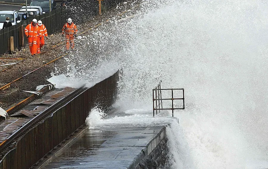 Люта буря удари Португалия