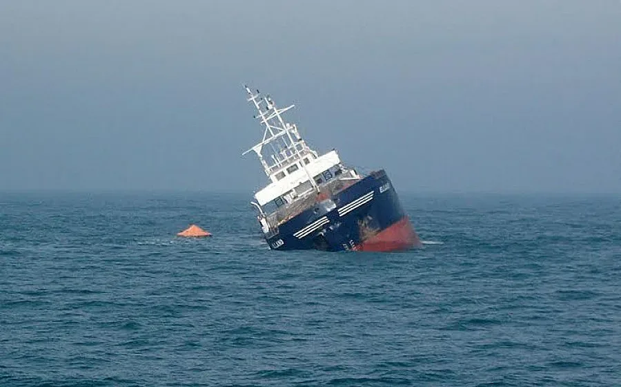 Ловят талашит от потъналия "Еланд"