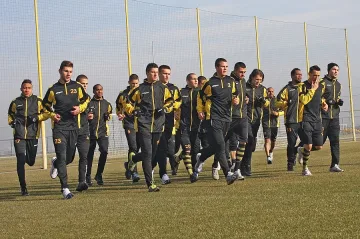 "Ботев" обърна чехи, фенове погнаха съдията