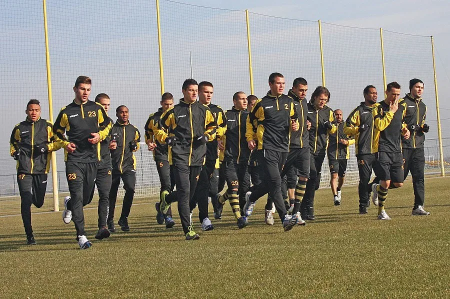 "Ботев" обърна чехи, фенове погнаха съдията