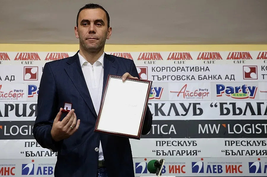 Стойков подари екипа си на Вальо Златев