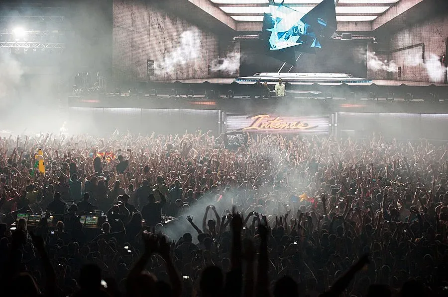 Армин развя българското знаме