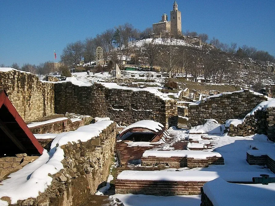 Вандали посягат на Царевец