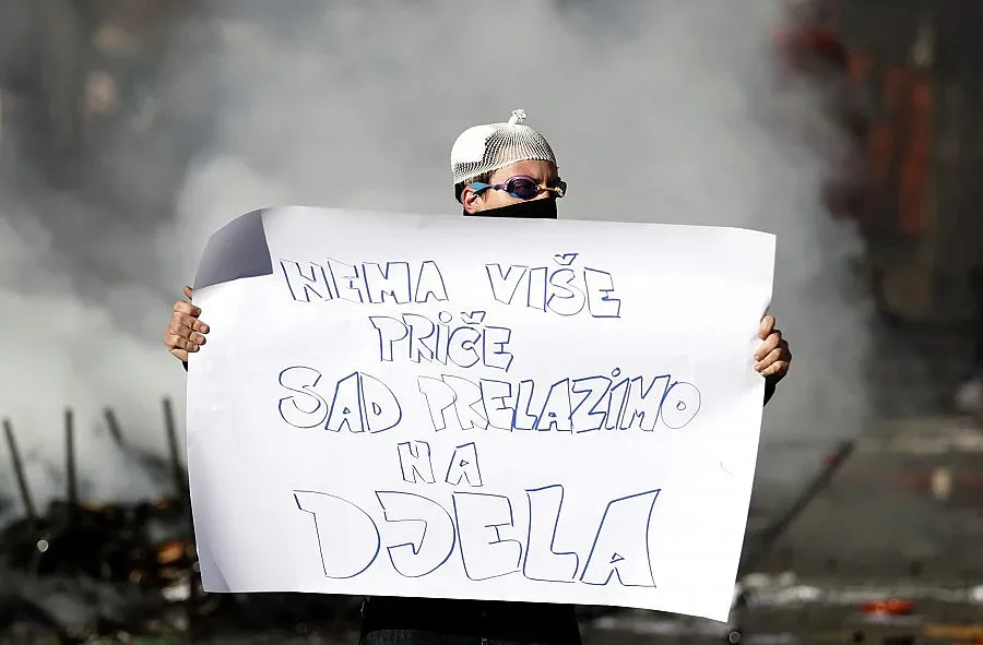 Палежи и сълзотворен газ в "Босненската пролет"