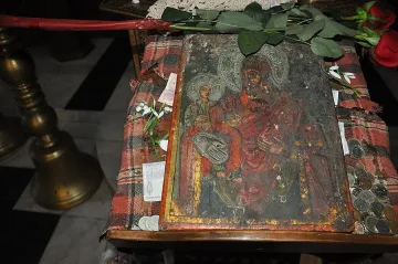 И Светеца от Байлово коленичи пред зазиданата Богородица