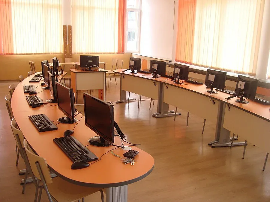 Откриват IT кабинети в благоевградско училище