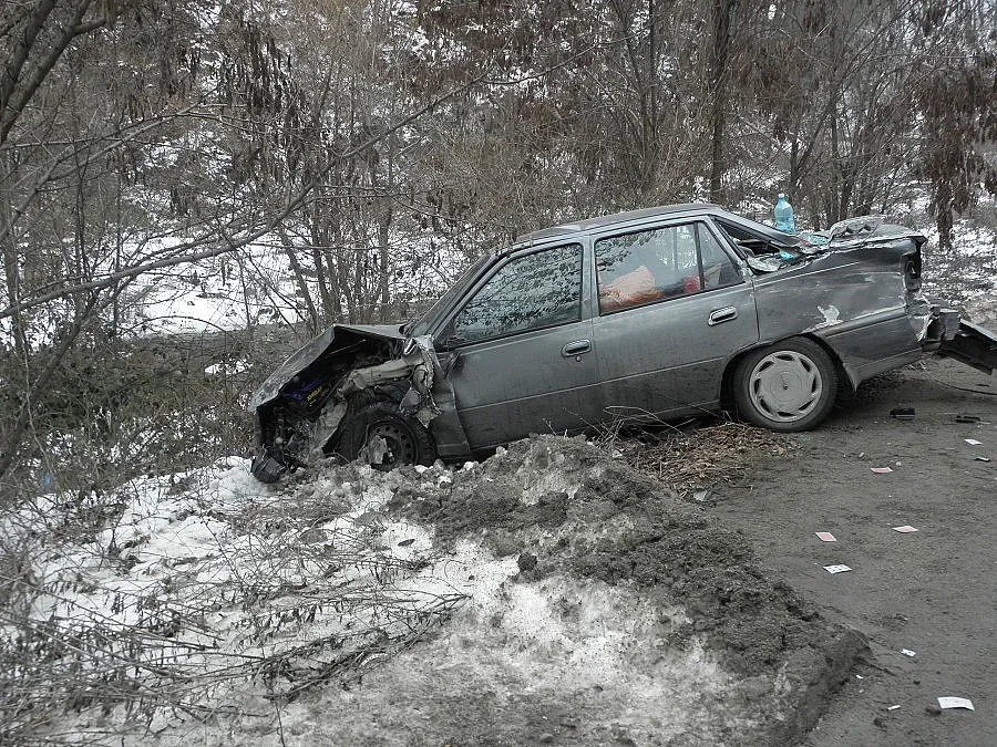 Румънци се отърваха без травми след удар в тир