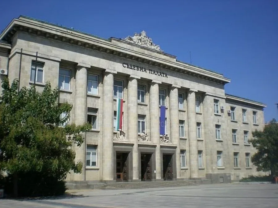 Кръчмар отива на съд, гонил контрольори