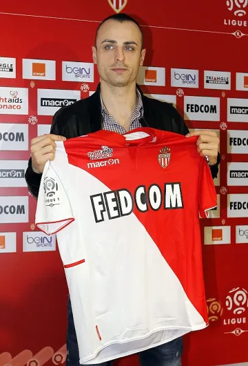 Монако е купил Бербатов, не е под наем