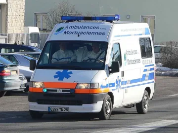 Срути се покрив на супермаркет в Ница