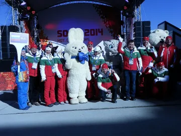 Хор от Алтай ни пя при вдигането на знамето