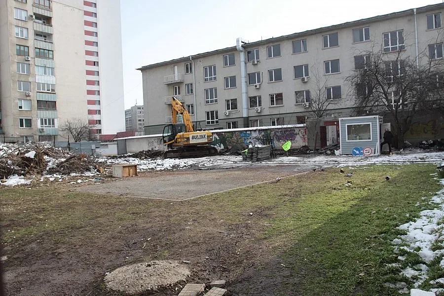 Бранят градинка от багер с жива верига