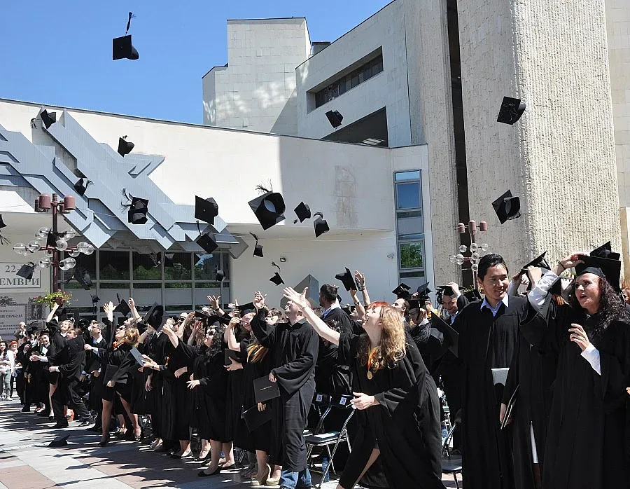 14 ВУЗа бълват продавачи с висше