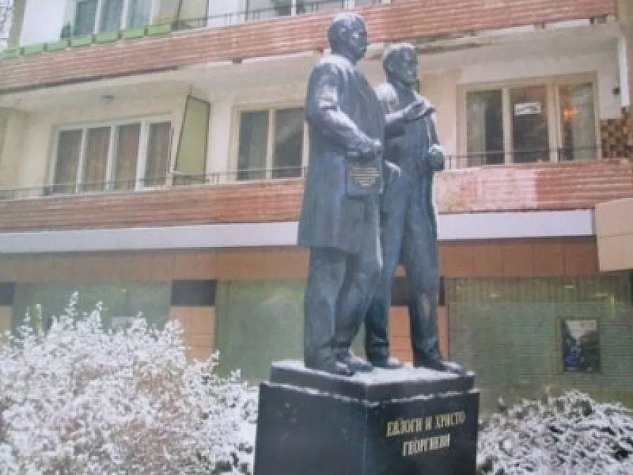 Войниците, поругали паметника в Карлово, отиват на съд
