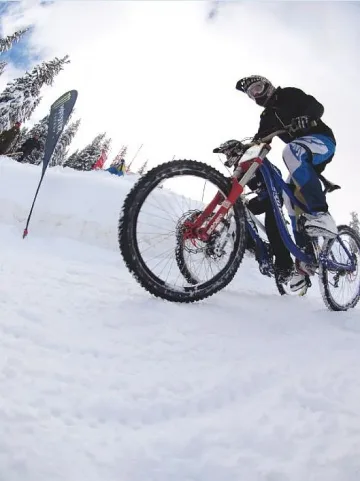 Байкъри превземат снежните писти на Пампорово