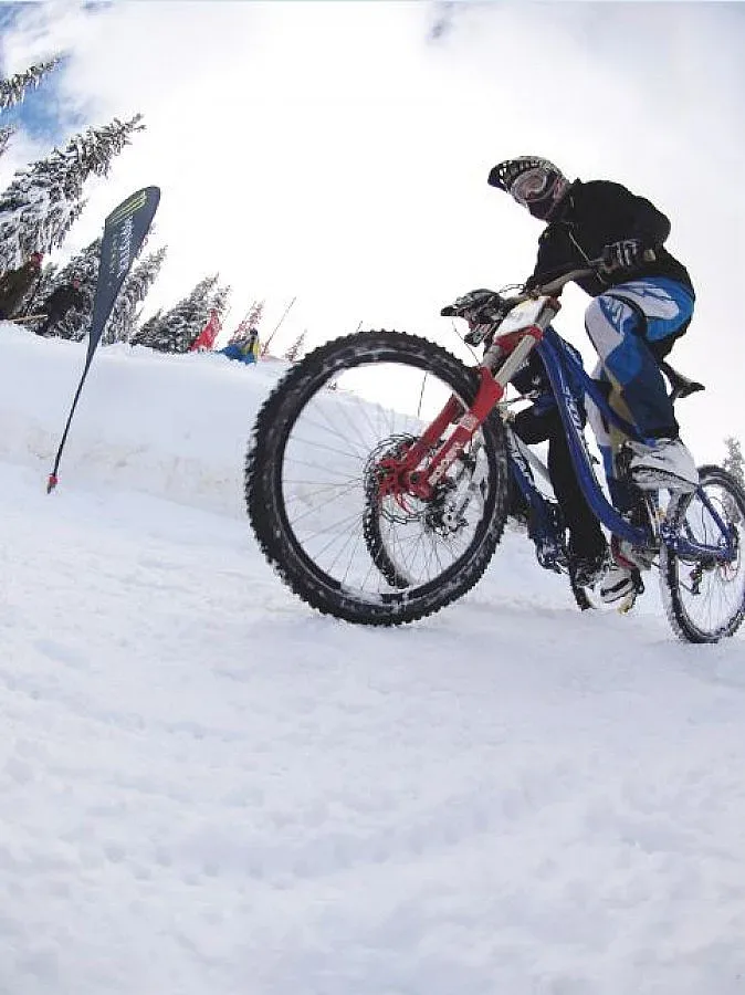 Байкъри превземат снежните писти на Пампорово