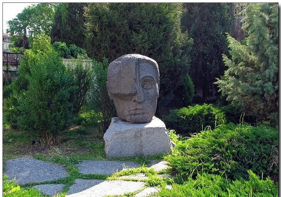 Стягат родната къща на Гео Милев в Раднево