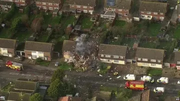 Газова експлозия рани десетима и срути две къщи в Есекс