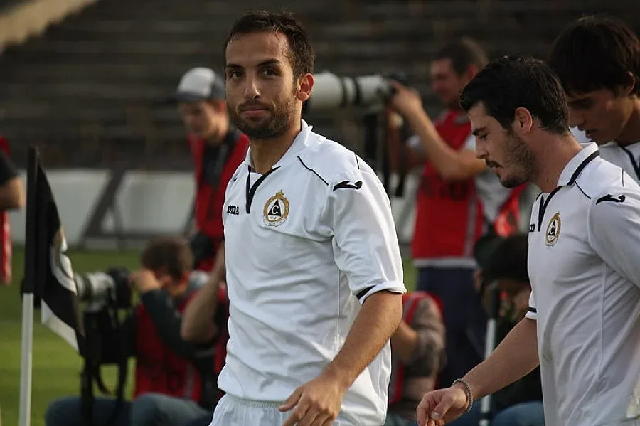 Попара подписа с шестия в Полша