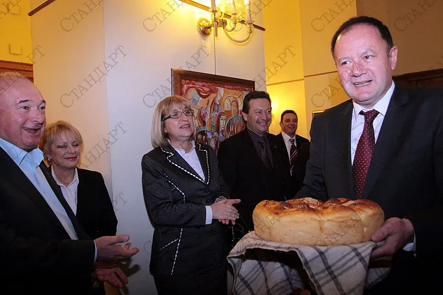 Депутатите само след сватба в парламента