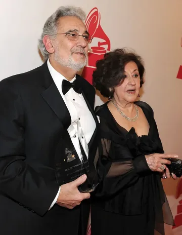 Електропиано и 3 лимузини за Доминго