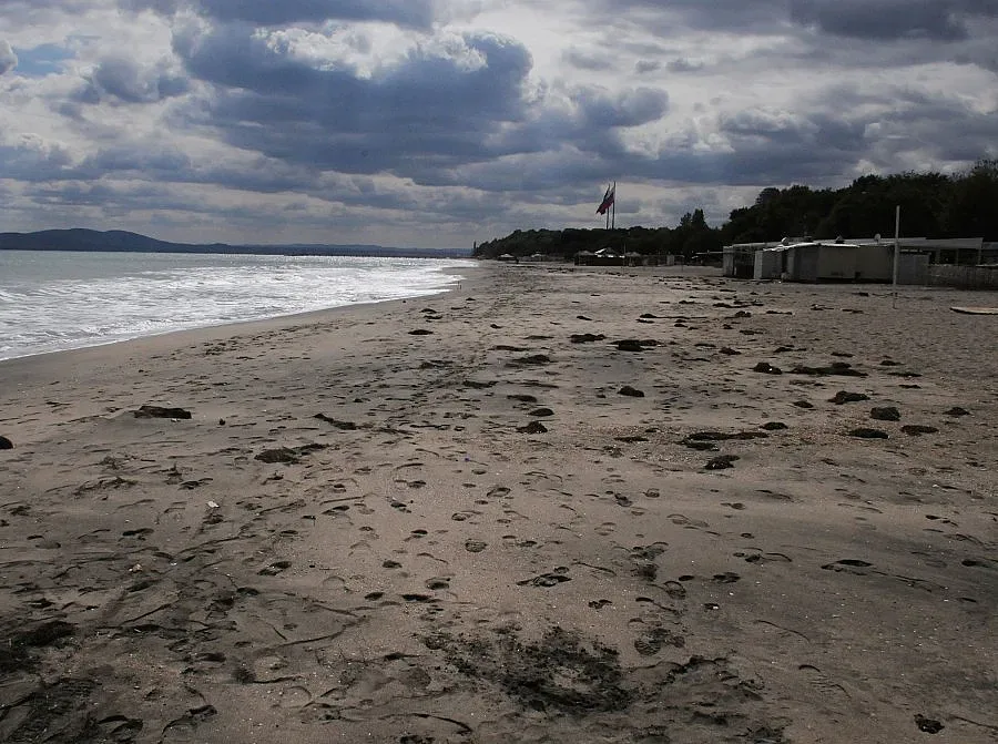 Морето погълна плажа в Ахтопол