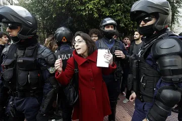 Бой между протестиращи и управляващата партия в Турция