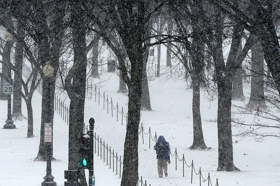 Ураганни ветрове, сняг и порои завладяват Европа