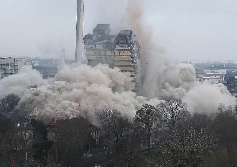 ВИДЕО: Падна една от най-високите сгради в ЕС