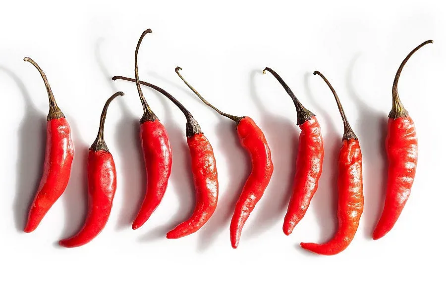 Люти чушки гладят кожата