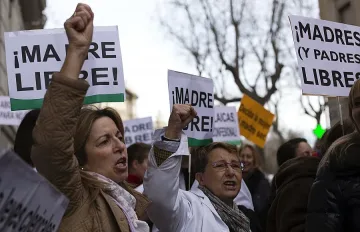 Активистки на протест за абортите в Испания