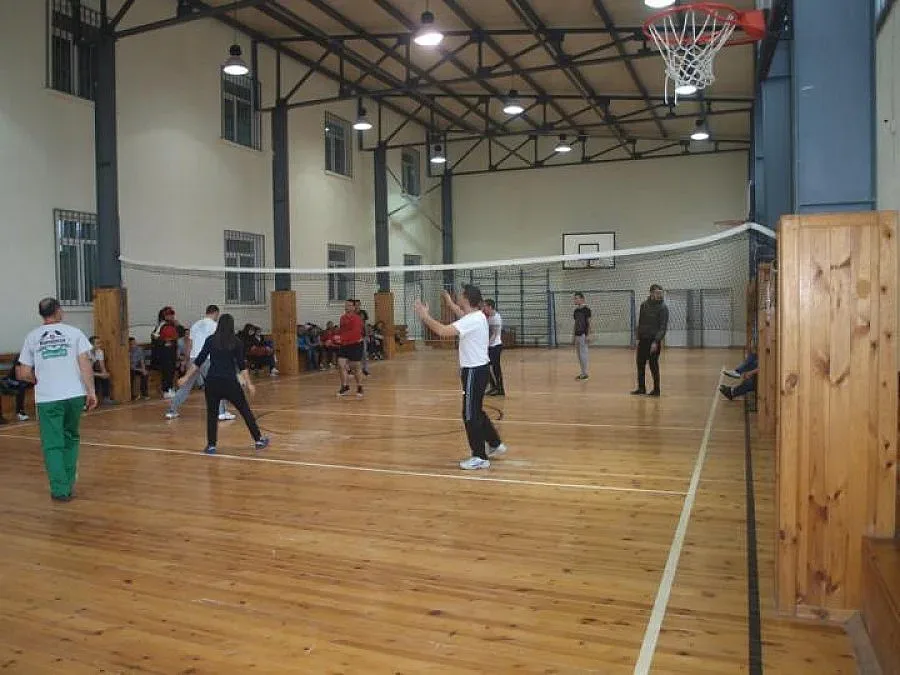 Ученици бият общинари на волейбол