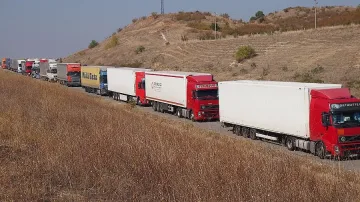 Опашки по границата с Турция заради спора за квотите
