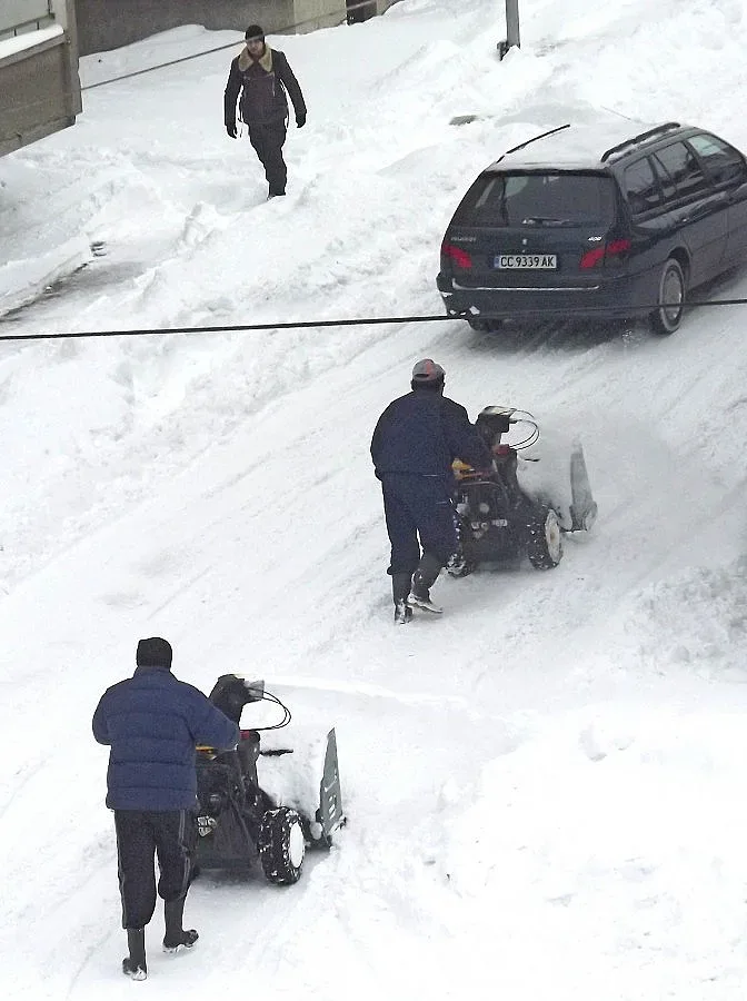 Разпъват кушетки за болни от пневмония