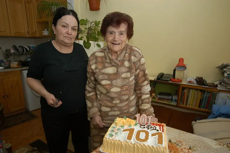 Баба Цана от Лом чукна 101